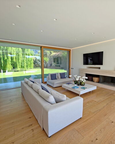 Villa Elena: Piso, Madera, Diseño De Interiores, Suelo, Sofá, Mueble, Sala, Techo, Suelos De Madera