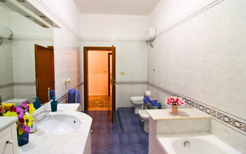 Gli Ulivi: Piso, Diseño De Interiores, Pared, Suelo, Arreglo De Tubería, Lavabo Del Baño, Lavabo, Grifo, Baño, Plomería