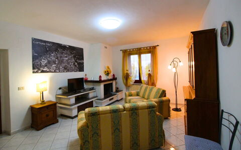 Gli Ulivi: Mueble, Diseño De Interiores, Piso, Habitación, Suelo, Madera, Sofá, Techo, Encendiendo, Mesa