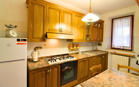 Gli Ulivi: Cocina, Mostrador, Aparato De Cocina, Electrodoméstico, Diseño De Interiores, Madera, Gabinetes, Mueble, Estufa De Cocina, Piso