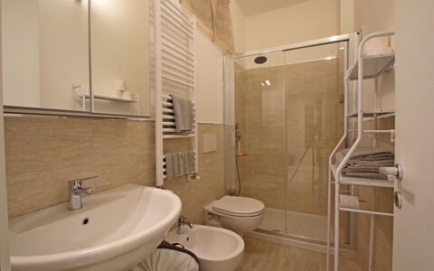 Il Centro: Diseño De Interiores, Piso, Suelo, Habitación, Techo, Departamento, Silla, Baño, Lavabo, Arreglo De Tubería