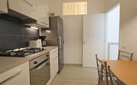 Il Centro: Aparato De Cocina, Cocina, Mostrador, Electrodoméstico, Piso, Diseño De Interiores, Mueble, Madera, Suelo, Gabinetes