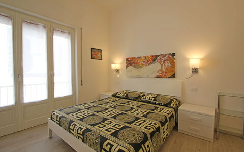 Il Centro: Habitación, Cama, Diseño De Interiores, Sábana, Suelo, Lecho, Marco De La Cama, Mueble, Techo, Piso