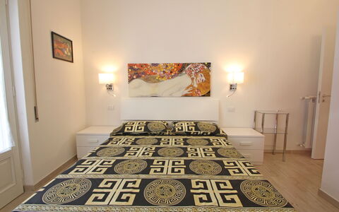 Il Centro: Diseño De Interiores, Habitación, Suelo, Madera, Piso, Cama, Sábana, Mueble, Lecho, Habitación