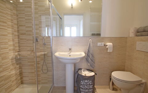 Il Centro: Baño, Piso, Suelo, Arreglo De Tubería, Lavabo Del Baño, Diseño De Interiores, Lavabo, Baño, Grifo, Plomería