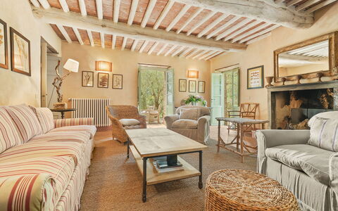 La Sorgente: Mueble, Pared, Madera, Sofá, Diseño De Interiores, Sala, Casa, Silla, Mesa
