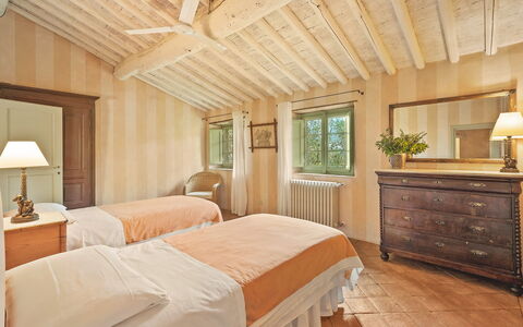 La Sorgente: Cama, Mueble, Lecho, Habitación, Diseño De Interiores, Sábana, Madera, Suelo, Techo, Linos