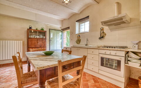 Villa the Horses: Piso, Mueble, Diseño De Interiores, Madera, Mostrador, Cocina, Gabinetes, Suelo, Techo, Encendiendo