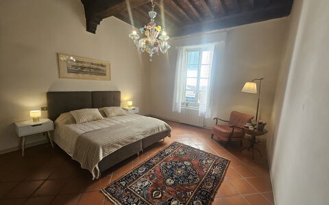 Alla Torre: Suelo, Piso, Pared, Diseño De Interiores, Madera, Mueble, Habitación, Techo, Cama, Habitación