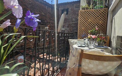 Alla Torre: Maceta, Mueble, Balcón, Planta De Casa, Silla, Mesa Al Aire Libre, Mueble Para Exteriores, Manchas De Madera, Patio, Patio