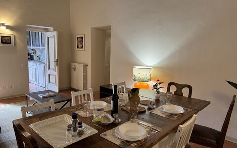 Alla Torre: Mueble, Diseño De Interiores, Piso, Pared, Madera, Suelo, Mesa, Silla, Cocina Y Comedor Mesa, Comedor