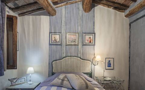 La Casa del Grillo Parlante: Mueble, Habitación, Diseño De Interiores, Madera, Linos, Cama, Textil, Sábana, Lecho, Casa