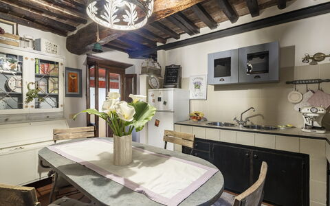 La Casa del Grillo Parlante: Mueble, Diseño De Interiores, Piso, Madera, Cocina, Suelo, Mostrador, Silla, Techo, Mesa