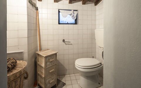 La Casa del Grillo Parlante: Asiento Del Baño, Pared, Arreglo De Tubería, Baño, Baño, Piso, Suelo, Diseño De Interiores, Plomería, Loseta
