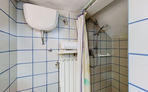 Lucia e Francesco: Arreglo De Tubería, Diseño De Interiores, Piso, Suelo, Baño, Plomería, Lavabo, Habitación, Grifo, Loseta