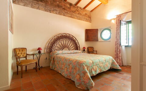 House in the Woods, Pool and Relax in Umbria: Pared, Mueble, Diseño De Interiores, Madera, Habitación, Cama, Techo, Piso, Suelo, Lecho