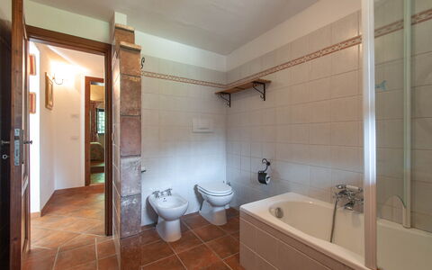 House in the Woods, Pool and Relax in Umbria: Piso, Arreglo De Tubería, Suelo, Diseño De Interiores, Baño, Techo, Habitación, Plomería, Grifo, Lavabo