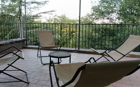 House in the Woods, Pool and Relax in Umbria: Mueble, Silla, Mueble Para Exteriores, Mesa Al Aire Libre, Hierro, Sombra, Metal, Silla Plegable, Cubierta, Balcón