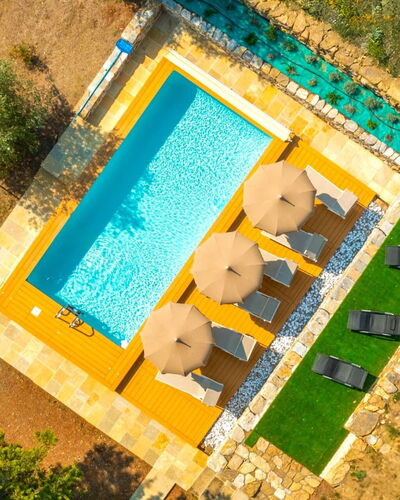 Villa la Guardiola: Piscina, Recurso, Mueble Para Exteriores, Sunlounger, Eco Hotel, Jardín, Paraguas, Sombra, Thermae, Paisajismo