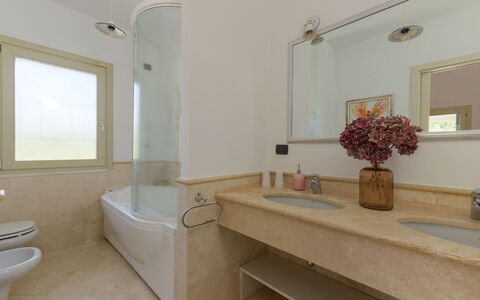 La Sorgente: Baño, Arreglo De Tubería, Pared, Lavabo Del Baño, Piso, Diseño De Interiores, Suelo, Lavabo, Grifo, Bañera