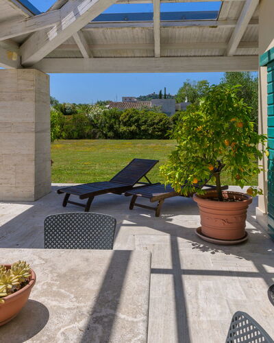 La Sorgente: Mueble Para Exteriores, Sombra, Jardín, Mueble, Estructura Al Aire Libre, Paisajismo, Silla, Patio, Maceta, Inmuebles