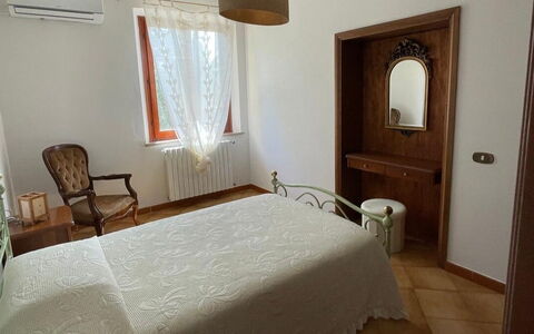 Villa i Fiori: Madera, Piso, Suelo, Mueble, Diseño De Interiores, Cama, Habitación, Sábana, Encendiendo, Habitación
