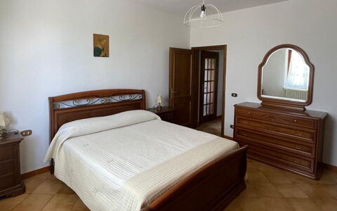 Villa i Fiori: Cama, Mueble, Habitación, Sábana, Madera, Piso, Lecho, Diseño De Interiores, Suelo, Cajón