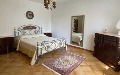 Villa i Fiori: Cama, Mueble, Habitación, Diseño De Interiores, Lecho, Sábana, Piso, Suelo, Habitación, Marco De La Cama