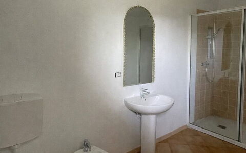 Villa i Fiori: Pared, Piso, Suelo, Arreglo De Tubería, Habitación, Baño, Plomería, Lavabo Del Baño, Loseta, Lavabo