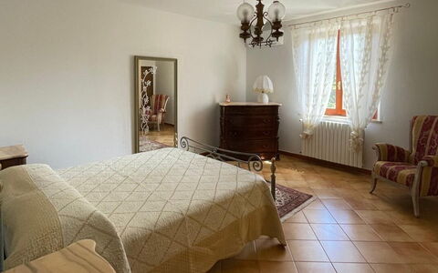 Villa i Fiori: Mueble, Cama, Habitación, Diseño De Interiores, Piso, Suelo, Pared, Sábana, Lecho, Madera