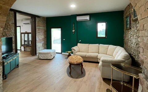 Villa i Fiori: Mueble, Piso, Diseño De Interiores, Pared, Suelo, Madera, Sofá, Techo, Encendiendo, Sala