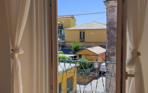 Casa Nanai - Levanto: Diseño De Interiores, Suelo, Puerta, Cortina, Tratamiento De La Ventana, Balcón, Vaso, Cubiertas De Ventanas, Inicio De La Puerta, Manchas De Madera