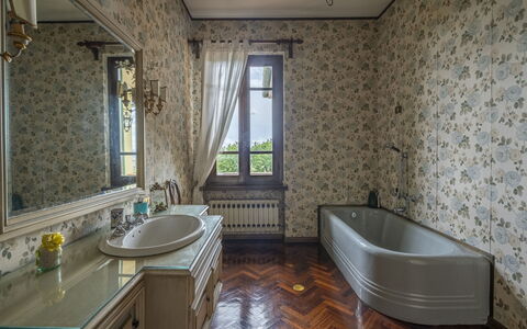 Villa Golly: Piso, Diseño De Interiores, Arreglo De Tubería, Suelo, Baño, Grifo, Plomería, Loseta, Bañera, Techo