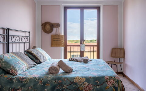 Terrazza sulla Luna, Casciana Terme: Habitación, Cama, Sábana, Lecho, Madera, Linos, Mueble, Diseño De Interiores, Textil, Marco De La Cama