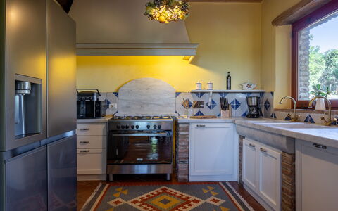 Villa Santa Barbara: Diseño De Interiores, Cocina, Piso, Pared, Mueble, Mostrador, Madera, Techo, Aparato De Cocina, Suelo