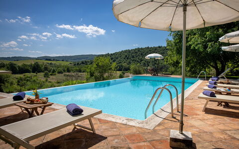 Villa Santa Barbara, Pool and Relax, Siena Country: Piscina, Azul, Mueble Para Exteriores, Recurso, Sunlounger, Thermae, Eco Hotel, Hacienda, Villa, Hotel