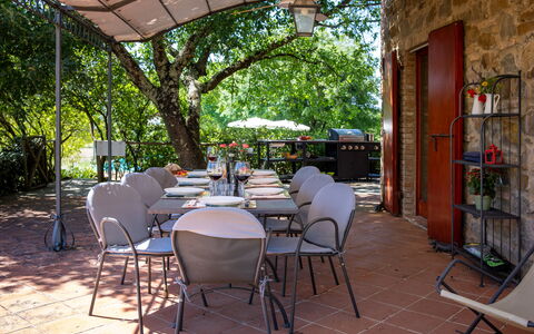Villa Santa Barbara, Pool and Relax, Siena Country: Mueble, Mesa, Mueble Para Exteriores, Silla, Mesa Al Aire Libre, Sombra, Cocina Y Comedor Mesa, Jardín, Restaurante, Patio Interior