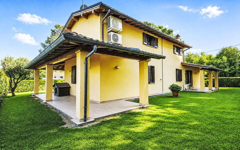 Casa di Max: Mueble, Diseño De Interiores, Piso, Suelo, Suelos De Madera, Madera, Silla, Techo, Cocina Y Comedor Mesa, Mesa