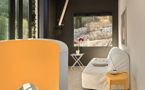 Villetta Farfallina: Mueble, Diseño De Interiores, Encendiendo, Naranja, Habitación, Silla, Lámpara, Sala, Lámpara, Mesa De Café