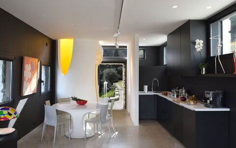 Villetta Farfallina: Mueble, Diseño De Interiores, Piso, Lámpara, Techo, Encendiendo, Silla, Mesa, Cocina, Cocina Y Comedor Mesa