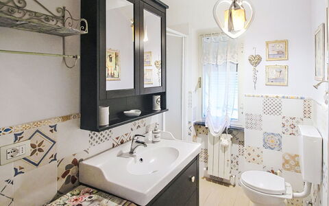 La Casa Azzurra: Diseño De Interiores, Pared, Piso, Lavabo Del Baño, Arreglo De Tubería, Baño, Suelo, Lavabo, Grifo, Techo