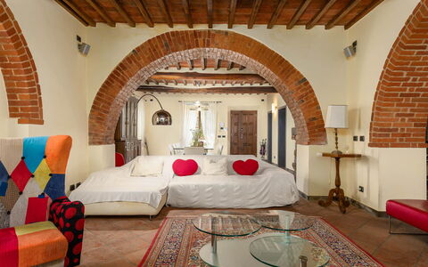 Podere Il Pozzangone, Lucignano: Mueble, Diseño De Interiores, Pared, Cama, Habitación, Techo, Suelo, Piso, Habitación, Encendiendo