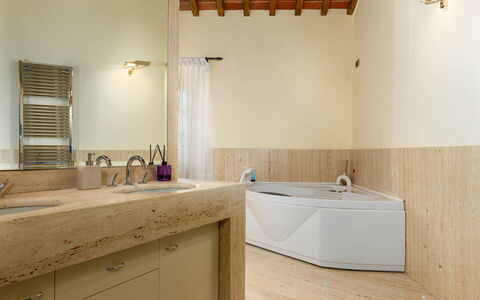Podere Il Pozzangone, Lucignano: Piso, Arreglo De Tubería, Pared, Diseño De Interiores, Suelo, Baño, Madera, Bañera, Lavabo, Grifo
