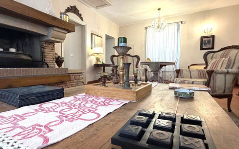 La Dimora del Leone: Mueble, Piso, Diseño De Interiores, Suelo, Madera, Sala, Habitación, Encendiendo, Suelos De Madera, Mesa