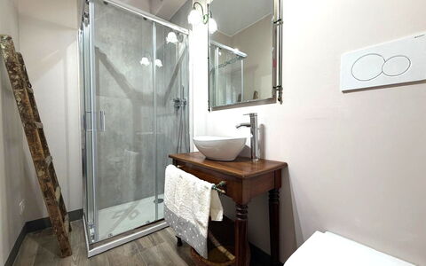 La Dimora del Leone: Arreglo De Tubería, Baño, Piso, Diseño De Interiores, Suelo, Plomería, Grifo, Espejo, Habitación, Lavabo