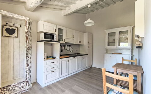 Scarlino 35: Mueble, Diseño De Interiores, Madera, Piso, Techo, Suelo, Habitación, Gabinetes, Cocina, Casa