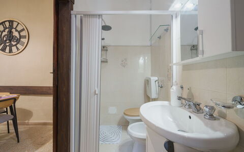 Nido nel Centro: Lavabo Del Baño, Arreglo De Tubería, Pared, Baño, Diseño De Interiores, Baño, Lavabo, Piso, Suelo, Asiento Del Baño