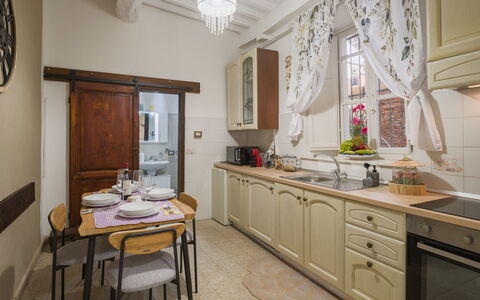Nido nel Centro: Mueble, Diseño De Interiores, Piso, Madera, Gabinetes, Techo, Mostrador, Cocina, Suelo, Habitación