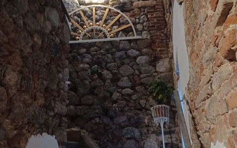 Nido nel Centro: Pared, Escalera, Pared De Piedra, Pretil, Planta De Casa, Balcón, Balaustre, Maceta