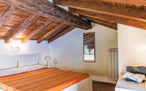 Fibbialla: Diseño De Interiores, Madera, Techo, Suelo, Habitación, Habitación, Piso, Mueble, Cama, Casa